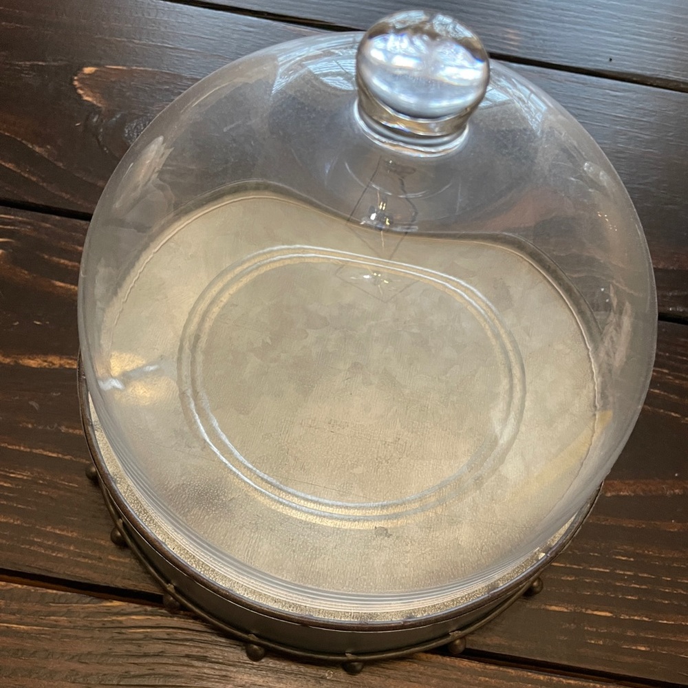 Round covered metal platter